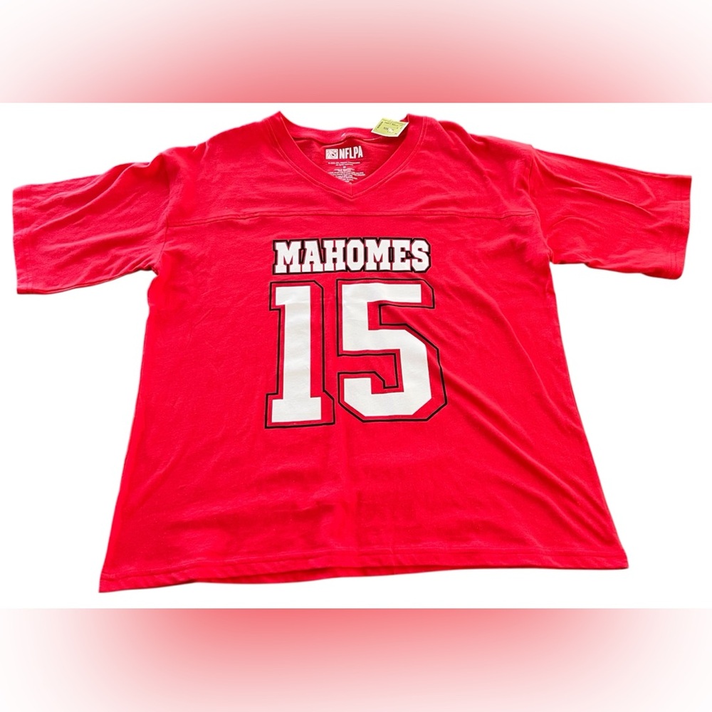 Patrick Mahomes #15 Red Graphic Tee Tshirt Medium V-Neck Chiefs Football NFL NWT
